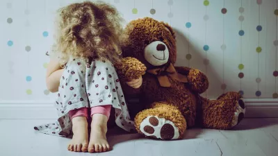 Osem let zapora: Posiljeval mladoletno hčer in jo golo fotografiral