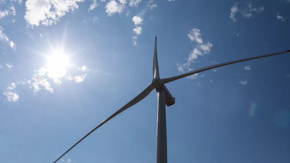 Četrta vetrnica v Sloveniji je postavljena nad naseljem Mali Log. Foto: Bojan Velikonja&nbsp;