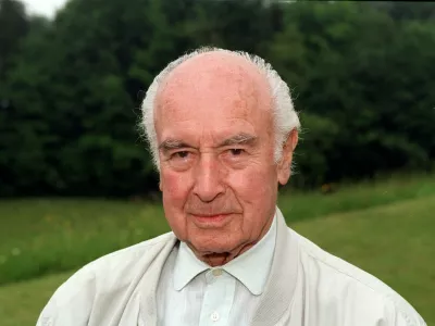 ** FILE ** In this undated file photo, Swiss chemist Albert Hofmann is seen in his garden in Burg, Switzerland. Hofmann, the discoverer of LSD, has died aged 102, officials of the town of Burg, Switzerland, confirmed. (AP Photo/Keystone, Niklaus Stauss) ** NO SALES NO ARCHIVES ONE TIME USE ONLY ** / Foto: Niklaus Stauss