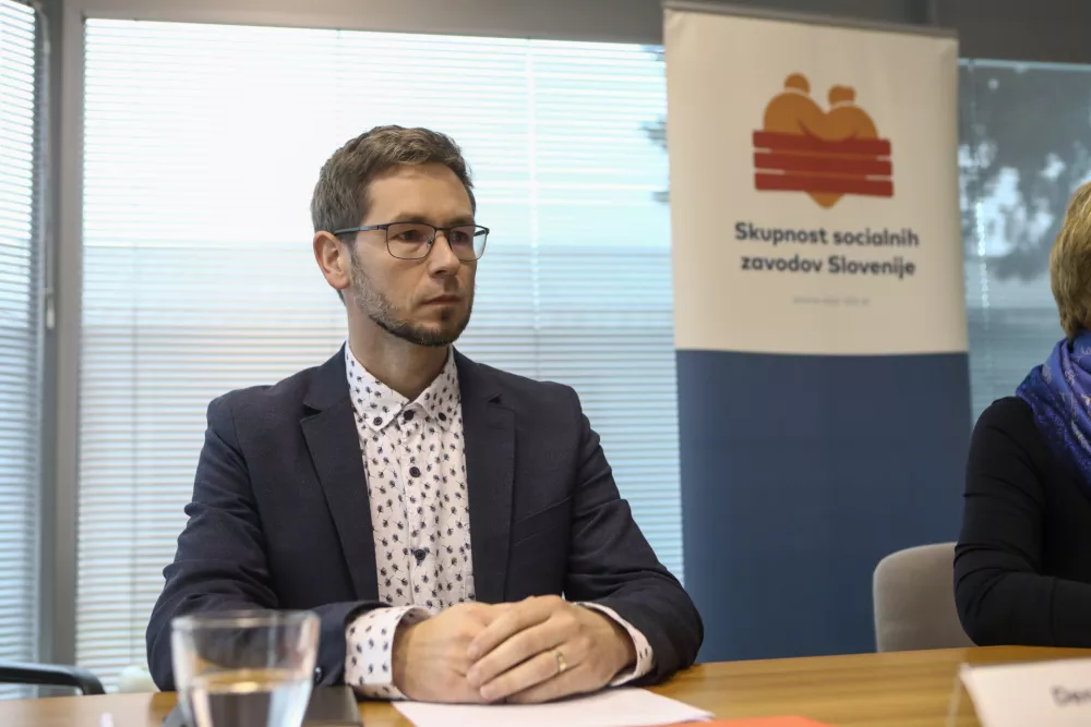 &cedil;Denis Sahernik, sekretar Skupnosti socialnih zavodov Slovenije - 17.11.2022 &ndash; Skupnost socialnih zavodov Slovenije - predstavili stali&scaron;če o noveli Zakona o dolgotrajni oskrbi,&nbsp;//FOTO: Luka Cjuha / Foto: Luka Cjuha