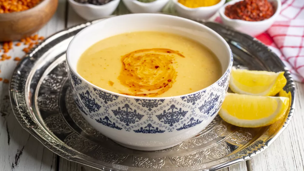Traditional delicious Turkish foods; Red lentil soup (Turkish name; Mercimek corbasi) / Foto: Esin Deniz