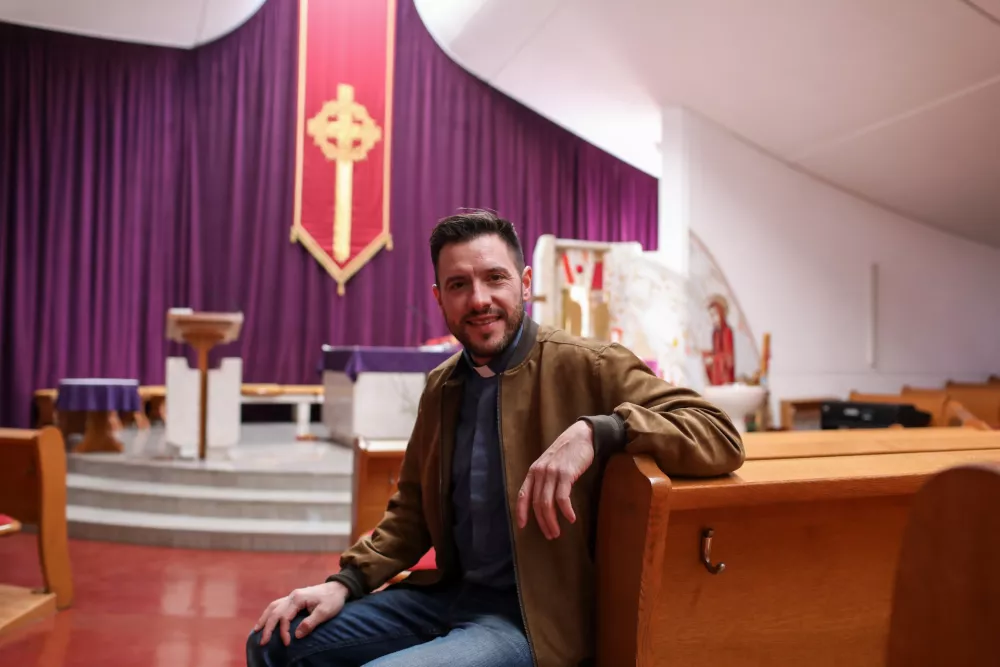 Kljub natrpanemu urniku osebni stik z Bogom najde v jutranji molitvi v ti&scaron;ini cerkve, pri sveti ma&scaron;i, a tudi v iskrenih pogovorih z ljudmi. /&nbsp;/ Foto: Bojan Velikonja