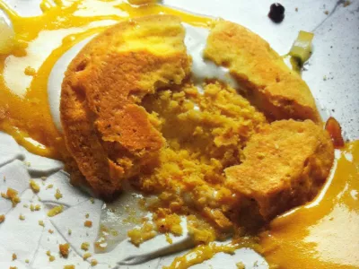 "This dessert pokes fun at our daily strive for perfection and pristine beauty. I love the dynamics of a lemon tart but hate all the fuss- cream decorations and stubborn crusts. To get around all that nonsense, we purposefully crushed our tart. Of course, it isn't just a one liner but full of flavoured experience from the most fragile crust to the peaks of tart, sour, sweet, cured and candied lemon on the plate."http://www.epicurious.com/recipes/food/views/Oops-I-Dropped-the-Lemon-Tart-51198010 / Foto: Wikipedia