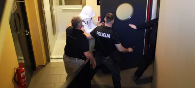 hišna preiskava - Poljanska cesta 44 v Ljubljani. Aretacija- hišne preiskave 2012 - mednarodna kriminalistična preiskava povezana s prepovedano trgovino z drogami in orožjem - najobsežnejša zaključna kriminalistična akcija v zgodovini samostojne Slovenije v kateri je sodelovalo okoli 350 policistov in kriminalistov - aretirali so 50 oseb in zasegli tudi veliko drog in orožja.- //FOTO: Jaka Gasar / Foto: Jaka Gasar