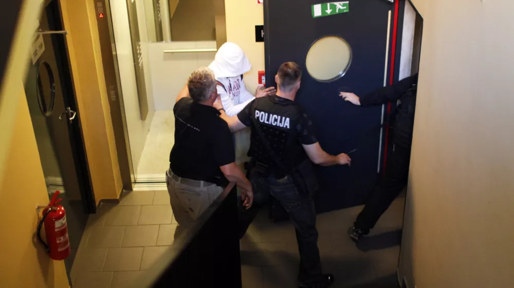 hi&scaron;na preiskava - Poljanska cesta 44 v Ljubljani. Aretacija- hi&scaron;ne preiskave 2012 - mednarodna kriminalistična preiskava povezana s prepovedano trgovino z drogami in orožjem - najobsežnej&scaron;a zaključna kriminalistična akcija v zgodovini samostojne Slovenije v kateri je sodelovalo okoli 350 policistov in kriminalistov - aretirali so 50 oseb in zasegli tudi veliko drog in orožja.- //FOTO: Jaka Gasar / Foto: Jaka Gasar