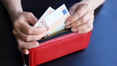 Concept of pension payments and assistance, savings, retirement in Europe / Foto: Oleg Elkov