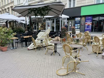 27.03.2025., Zagreb - Jak vjetar koji od nocas puse stvara probleme u centru grada razbacujuci invemntar kafica i ruseci ograde. Photo: Patrik Macek/PIXSELL