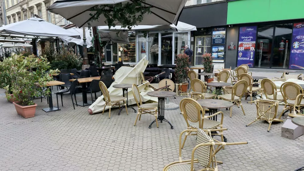 27.03.2025., Zagreb - Jak vjetar koji od nocas puse stvara probleme u centru grada razbacujuci invemntar kafica i ruseci ograde. Photo: Patrik Macek/PIXSELL