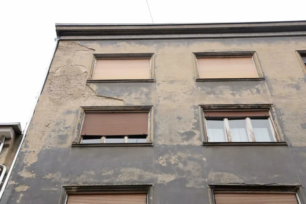 27.03.2025., Zagreb - Jak vjetar koji puse u Zagrebu srusio je komad zbuke u Masarykovoj ulici zbog cega su intervenirali vatrogasci. Photo: Luka Stanzl/PIXSELL