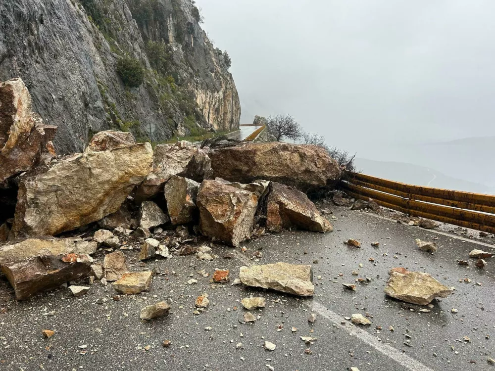 27.03.2025., Makarska - Zbog odrona na prevoju Stupica za sav promet je zatvorena cesta Makarska -Vrgorac. Velika hrpa kamenja pala je na kolnik ispred tunela Stupica. Photo: Jure Divic/PIXSELL