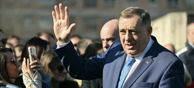 Bosnian Serb leader Milorad Dodik (R) waves at large group of supporters, as he arrives at the courthouse of Bosnia-Herzegovina, in Sarajevo on February 5, 2025. Milorad Dodik has been on trial at the Bosnian State Court in Sarajevo for his failure to comply with the decisions of the international High Representative, responsible for ensuring compliance with the Dayton Peace Accords.,Image: 960505021, License: Rights-managed, Restrictions:, Model Release: noFoto: Profimedia