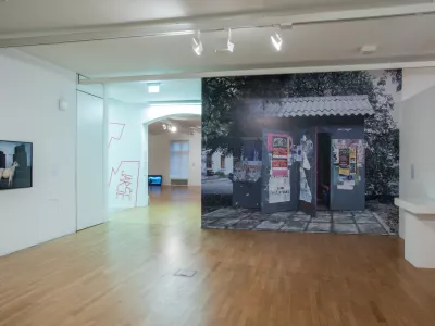 (levo) Ur&scaron;ka Kristina &Scaron;kerl, Lipicanec na Trgu Republike, 2025(desno) Jože Bar&scaron;i, Javno strani&scaron;če, 1999