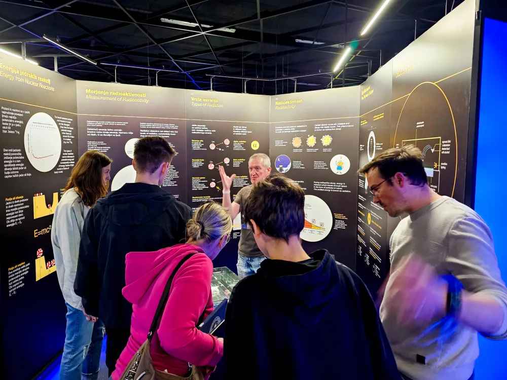 Ogledi so vodeni. Prizor je iz razstave, ki je ob jedrskem reaktorju. / Foto: Marjan Verč