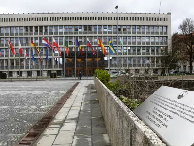 Drogov z zastavami članic EU na Trgu republike na občini ne nameravajo odstraniti. Foto: Luka Cjuha