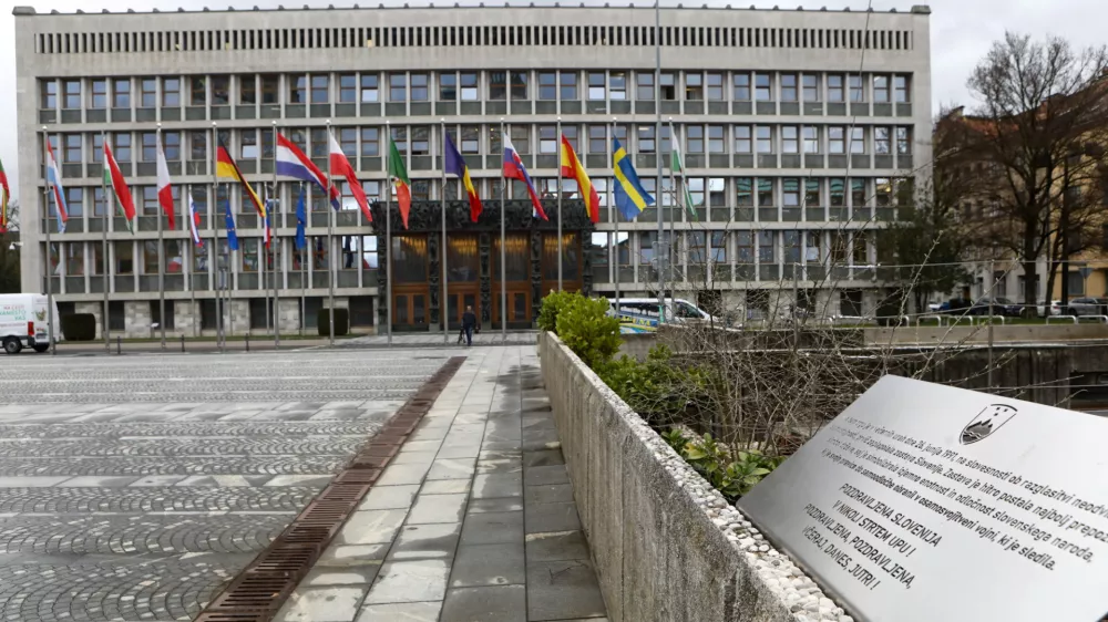 Drogov z zastavami članic EU na Trgu republike na občini ne nameravajo odstraniti. Foto: Luka Cjuha