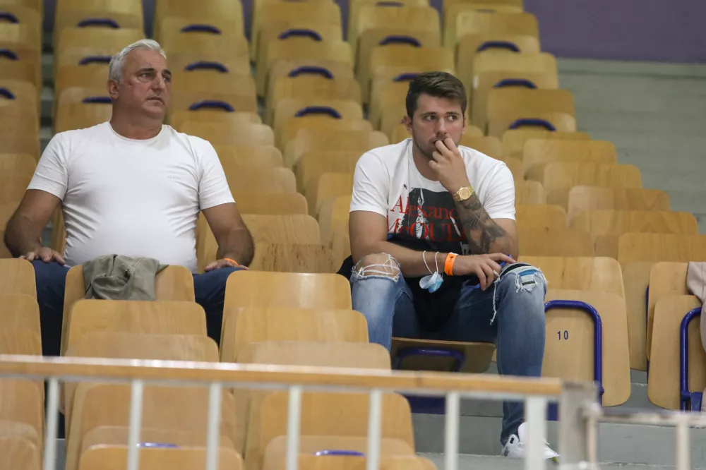 Sa&scaron;a in Luka Dončič- 17.09.2021 koarka Cedevita Olimpija: Krka, superpokal Slovenije 2021 v Hali Tivoli - Koarkarji Cedevita Olimpije so z 78:71 (22:16, 34:36, 58:52) premagali Krko in postali zmagovalci superpokala 2021 //FOTO: Luka Cjuha.