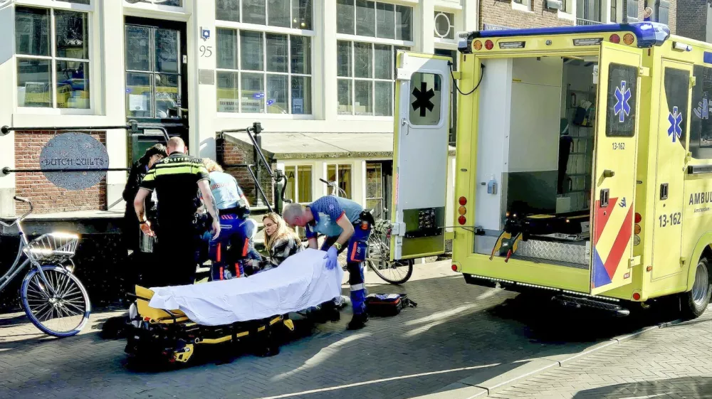 A victim of a stabbing with multiple injuries near Dam Square in Amsterdam, The Netherlands on March 27 2025, is helped by ambulance workers. ANP INTER VISUAL STUDIO netherlands out - belgium out,Image: 980182916, License: Rights-managed, Restrictions:, Model Release: noFoto: Profimedia