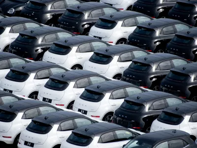 Zaradi Trumpovih carin na avtomobile je zaskrbljeno zvenel celo Elon Musk, lastnik Tesle in tesen Trumpov svetovalec. Kot je poudaril, se bodo cene tesel v tujini zaradi pričakovanih protiukrepov znatno povi&scaron;ale. Foto: DPA