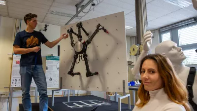 V laboratoriju, kjer ustvarjajo robote in eksoskelet. / Foto: Marjan Verč/ijs