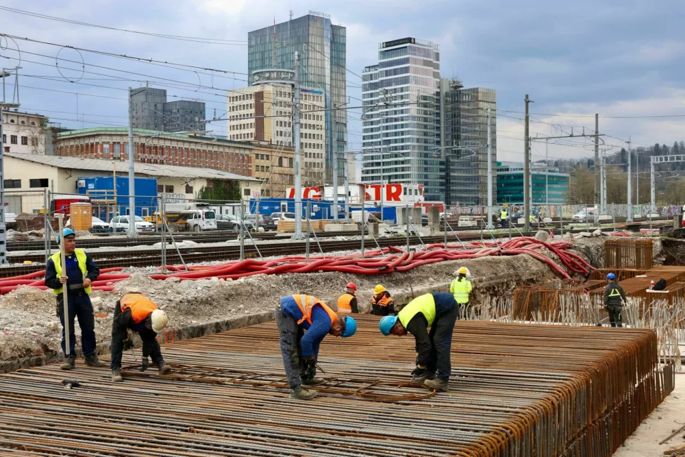 Prenova železni&scaron;ke postaje