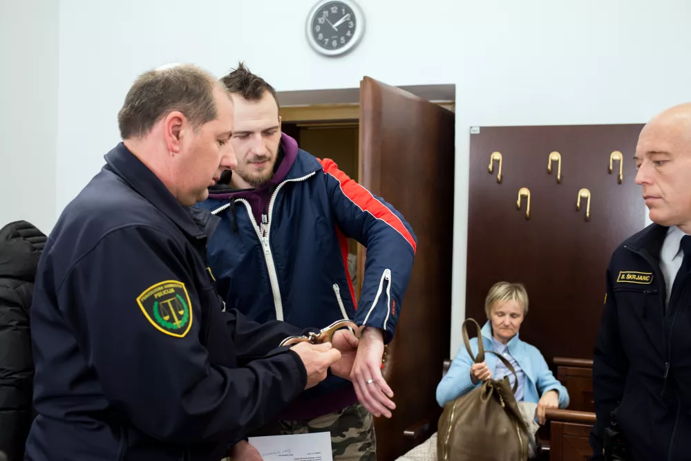 - Sulejmanović Asmir- 05.01.2017 - sojenje Asmirju Sulejmanoviću za umor 63-letnega Branimirja Bajdeta s Ključevice, katerega je s traktorjem najprej zbil ga navezal na verigo in odvlekel v globel v bližnjem gozdu  //FOTO: Matjaž Ru&scaron;t