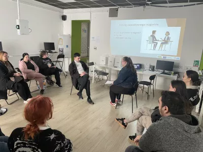 Mladim na delavnicah omogočajo varen prostor, kjer imajo možnost deliti svoje osebne izku&scaron;nje in težave, s katerimi se soočajo pri iskanju zaposlitve. Foto: Ur&scaron;ka Sabati