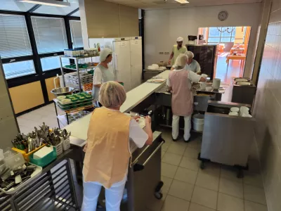 Pričakovanja, da bo nova plačna reforma pomagala zajeziti odhajanje kadrov iz javnega zdravstva in socialnega varstva, se za zdaj niso uresničila.
Fotografija je simbolična. Foto: Dom starej&scaron;ih Hrastnik