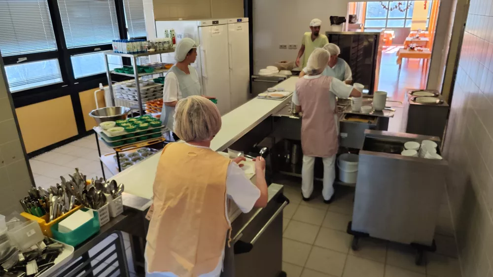 Pričakovanja, da bo nova plačna reforma pomagala zajeziti odhajanje kadrov iz javnega zdravstva in socialnega varstva, se za zdaj niso uresničila.
Fotografija je simbolična. Foto: Dom starej&scaron;ih Hrastnik