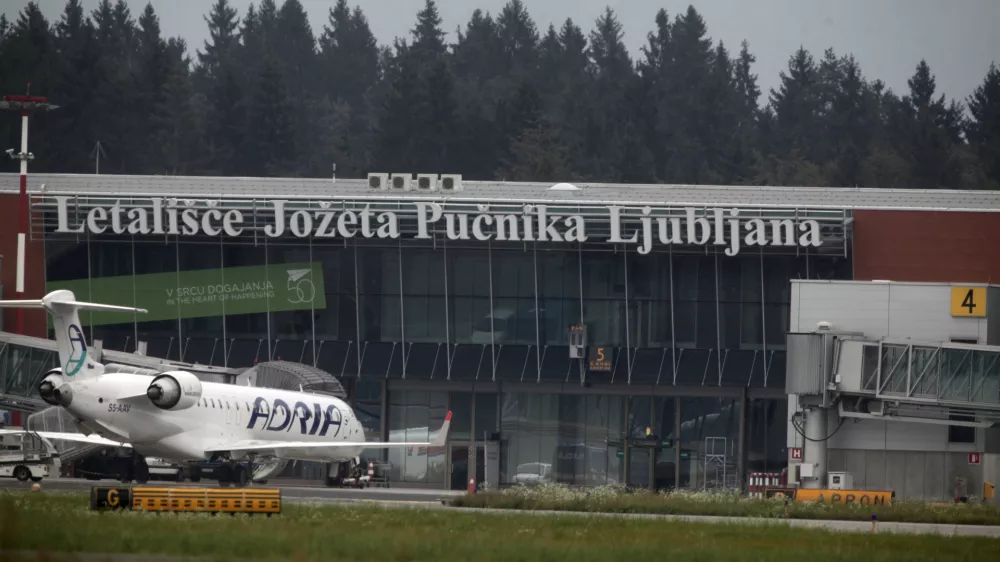- letalo flote Adria Airways - slovenski letalski prevoznik - 04.09.2014 - Letali&scaron;če Jožeta Pučnika Brnik - Aerodrom Ljubljana - //FOTO: Luka Cjuha