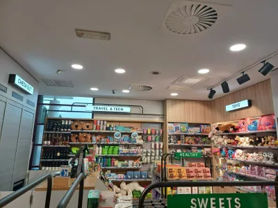 Trgovina Marche Lom, napisi v angle&scaron;čini, sloven&scaron;čina javna raba