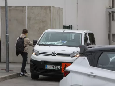 Minimalna razdalja od bivali&scaron;ča do &scaron;ole, pri kateri so učenci upravičeni do brezplačnega prevoza, ostaja &scaron;tiri kilometre. Foto: Bojan Velikonja