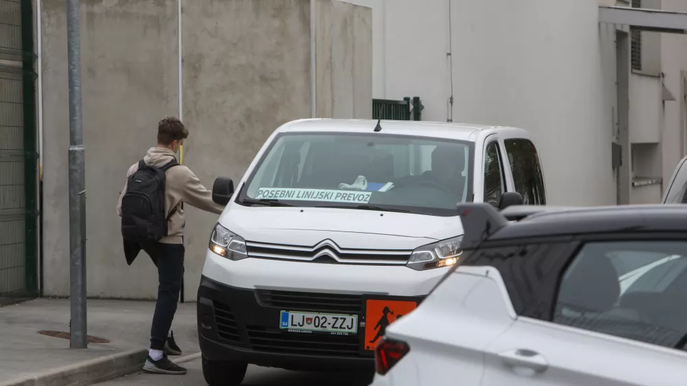 Minimalna razdalja od bivali&scaron;ča do &scaron;ole, pri kateri so učenci upravičeni do brezplačnega prevoza, ostaja &scaron;tiri kilometre. Foto: Bojan Velikonja