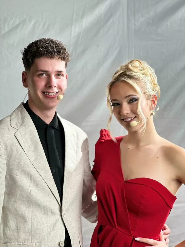 Simpatična voditelja, oba tudi dijaka &scaron;ole, Urh Prosen in Enya Vidic, ki je sama poskrbela za svojo pričesko. Foto: arhiv &scaron;ole