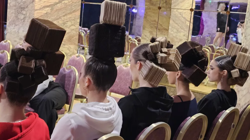 Pri zahtevnem oblikovanju pričesk so dijakom z nasveti pomagali mentorji. Foto: arhiv &scaron;ole