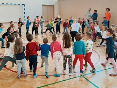 V koper vabijo na brezplačno jogo za otroke. F organizator