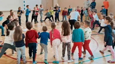 V koper vabijo na brezplačno jogo za otroke. F organizator