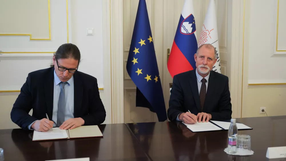 Ljubljana, UL.Novinarska konferenca, na kateri so predstavili vsebino sporazuma o pridruzenem clanstvu med Univerzo v Ljubljani in UKC Ljubljana, sodelovali so rektor ljubljanske univerze Gregor Majdic, generalni direktor UKC Ljubljana Marko Jug in dekan Medicinske fakultete Univerze v Ljubljani Igor Svab.