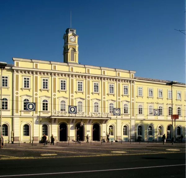 Prenovljeno pročelje ljubljanske železni&scaron;ke postaje