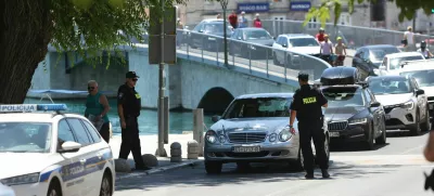 V Splitu vlada obsedno stanje, sredi ulic stojijo do zob oboroženi varuhi redu in iščejo pobeglega strelca. 