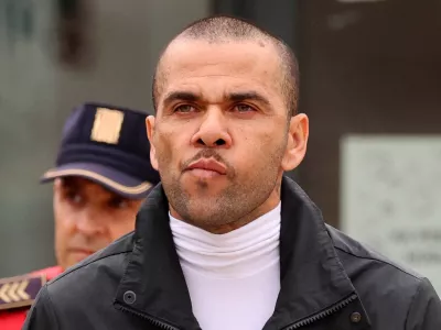 Dani Alves na dan, ko je lahko proti plačilu var&scaron;čine odkorakal iz zapora.&nbsp;/ Foto: Reuters