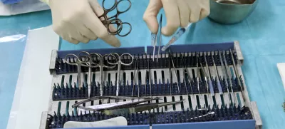 simbolična fotografija - kirurški instrumentarij - operacijski pripomočki -  škarje in pincete - zdravstvo - - 28.09.2017 – Očesna klinika UKC v Ljubljani – Operacijski blok – operacija na očesu. //FOTO: Tomaž Skale