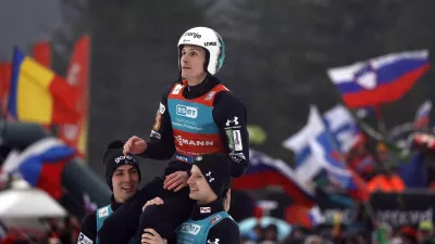 Zmagovalec prve tekme poletov v Planici je postal Domen Prevc in tako že tekmo pred koncem prejel mali kristalni globus za najbolj&scaron;ega v poletih. Foto: Reuters