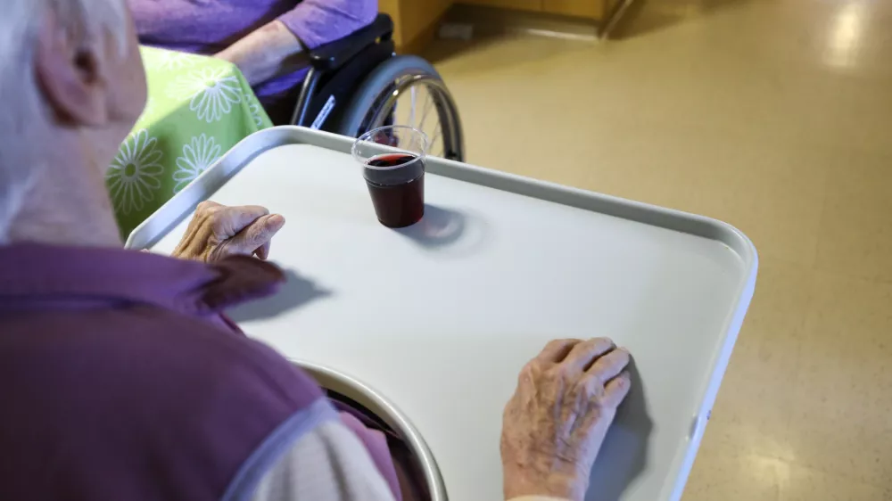 simbolična fotografija starost upokojenci, obrok, hrana18.03.2025 - Dom starej&scaron;ih Na Fari - dom upokojencevFoto: Luka Cjuha