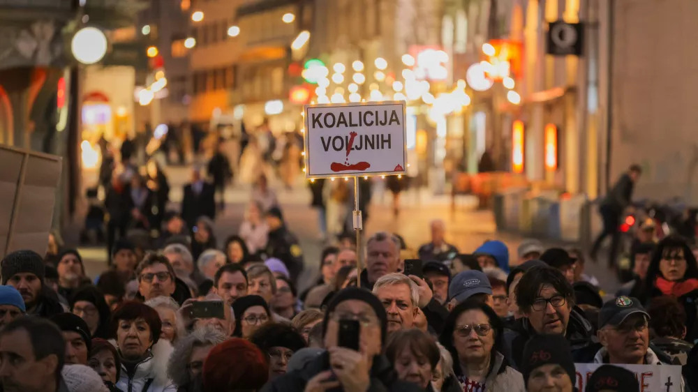 Ljubljana, Presernov trg.Shod za mir in proti oborozevanju, ki ga med drugim organizira iniciativa Glas ljudstva.