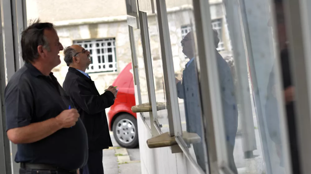 Najpomembnej&scaron;a &scaron;e veljavna ukrepa Zujfa sta znižanje odmernega odstotka od osnove za odmero denarnega nadomestila za brezposelnost in znižanje maksimalnega zneska denarnega nadomestila na 892,5 evra. Foto: Tomaž Zajel&scaron;nik