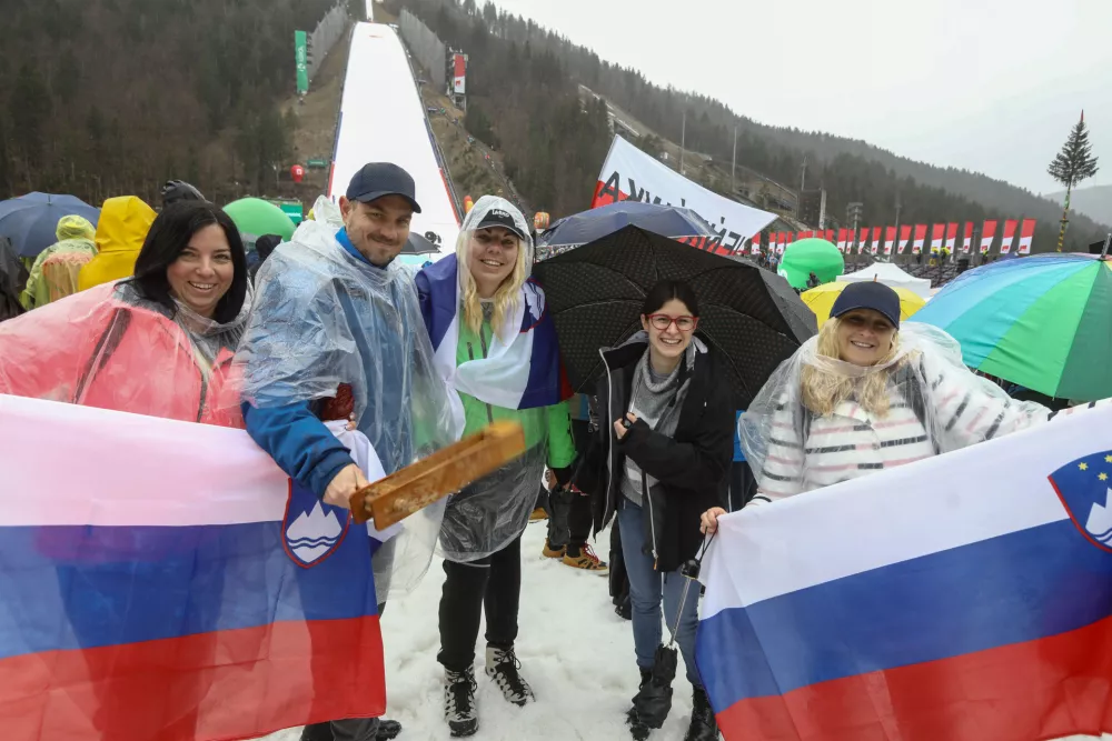 navijači iz domžal29.03.2025 - finale svetovnega pokala v smučarskih skokih, mo&scaron;ki, ekipna tekma; PLANICA 2025 - Foto: Luka Cjuha