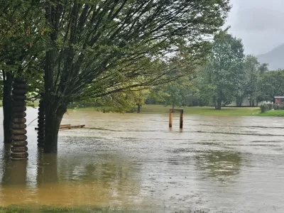 Kostanjevica na Krki. Narasla Krka.