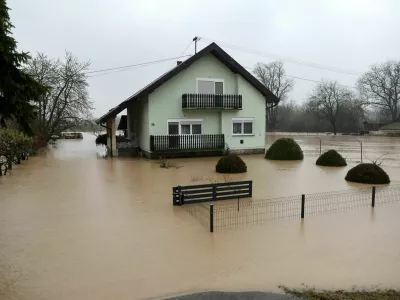 28.03.2025., Orahovica - Zbog obilnih kolicina kise poplavljeni su dijelovi Orahovice. U samo 24 sata palo je gotovo 80 litara oborina po cetvornom metru, sto je vise od mjesecnog, ponegdje cak i vi&scaron;emjesecnog prosjeka. Voda je pocela prodirati do kuca, a neke su vec poplavljene. Photo: Davor Javorovic/PIXSELL