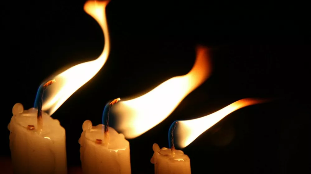  Wikimedia Commons, sveča