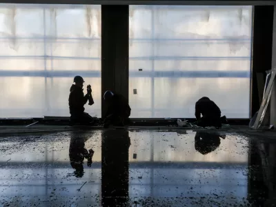 - Simbolična fotografija,Gradbeni&scaron;tvo, gradbeni delavci,- 29.01.2025. - Vodeni ogled gradnje poslovno stanovanjskega objekta Vilharia, ki ga gradi podjetje Corwin iz Slova&scaron;ke.//FOTO: Bojan Velikonja